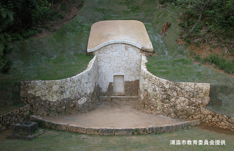 玉城朝薫の墓（邊土名家の墓）