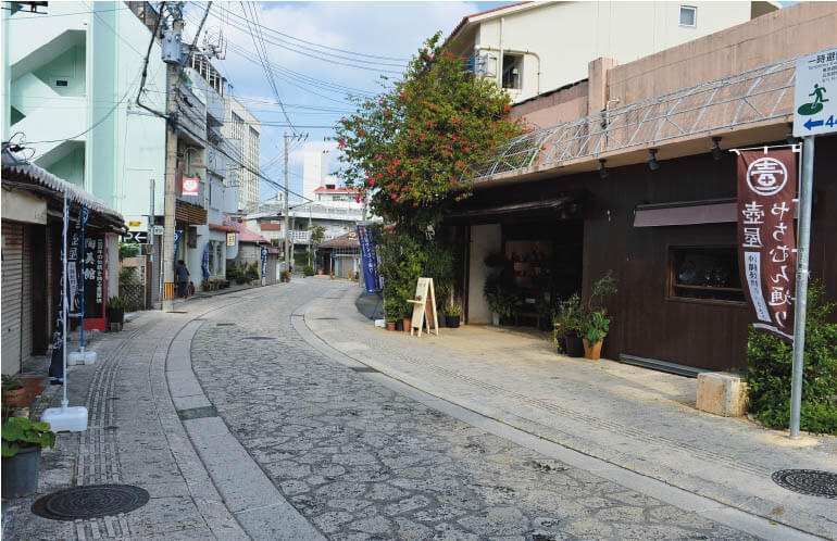 Tsuboya Yachimun （Pottery）Street